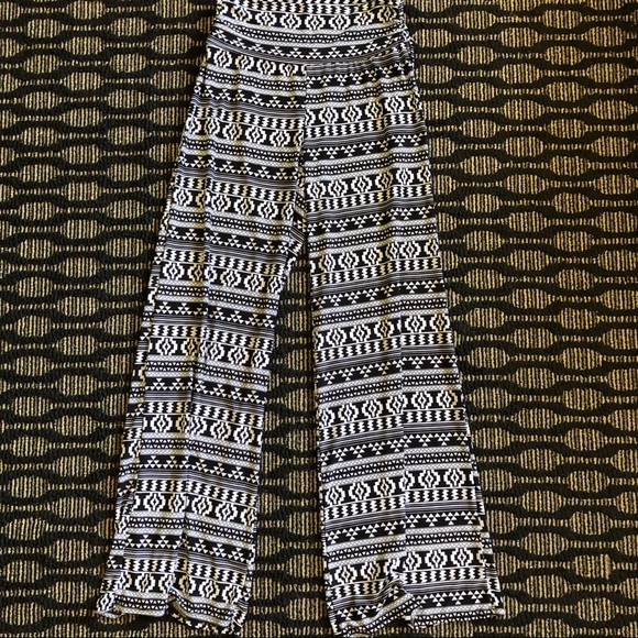 3/$20 Patterned lounge/dress pant - Picture 2 of 4